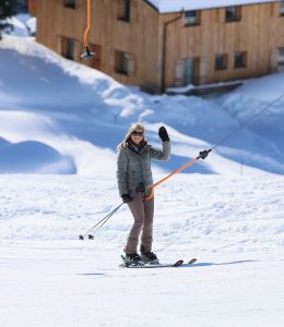 18-02-2013 KONINKLIJK HUIS: KONINKLIJKE FAMILIE IN LECH VOOR WINTERSPORT VAKANTIE.
Lech - In het Oostenrijkse Lech was maandagochtend om 10 uur het fotomoment van de koninklijke familie. Prinses Mabel en haar kinderen waren daar niet bij, maar zij is wel in Lech.
In het kerkje in Lech werd zondagavond een herdenkingsdienst gehouden voor prins Friso die vorig jaar ernstig gewond raakte toen hij onder een lawine terecht kwam. 

Hij ligt nog steeds met ernstig letsel in het ziekenhuis in Londen. Het fotomoment aan het begin van de wintersport vakantie was de laatste voor koningin Beatrix in de hoedanigheid als koningin. Daardoor was er veel meer pers aanwezig dan in voorgaande jaren.
foto: Albert den Iseger.