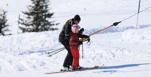 18-02-2013 KONINKLIJK HUIS: KONINKLIJKE FAMILIE IN LECH VOOR WINTERSPORT VAKANTIE.
Lech - In het Oostenrijkse Lech was maandagochtend om 10 uur het fotomoment van de koninklijke familie. Prinses Mabel en haar kinderen waren daar niet bij, maar zij is wel in Lech.
In het kerkje in Lech werd zondagavond een herdenkingsdienst gehouden voor prins Friso die vorig jaar ernstig gewond raakte toen hij onder een lawine terecht kwam. 

Hij ligt nog steeds met ernstig letsel in het ziekenhuis in Londen. Het fotomoment aan het begin van de wintersport vakantie was de laatste voor koningin Beatrix in de hoedanigheid als koningin. Daardoor was er veel meer pers aanwezig dan in voorgaande jaren.
foto: Albert den Iseger.