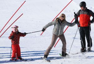 18-02-2013 KONINKLIJK HUIS: KONINKLIJKE FAMILIE IN LECH VOOR WINTERSPORT VAKANTIE.
Lech - In het Oostenrijkse Lech was maandagochtend om 10 uur het fotomoment van de koninklijke familie. Prinses Mabel en haar kinderen waren daar niet bij, maar zij is wel in Lech.
In het kerkje in Lech werd zondagavond een herdenkingsdienst gehouden voor prins Friso die vorig jaar ernstig gewond raakte toen hij onder een lawine terecht kwam. 

Hij ligt nog steeds met ernstig letsel in het ziekenhuis in Londen. Het fotomoment aan het begin van de wintersport vakantie was de laatste voor koningin Beatrix in de hoedanigheid als koningin. Daardoor was er veel meer pers aanwezig dan in voorgaande jaren.
foto: Albert den Iseger.