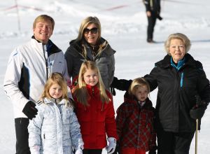 18-02-2013 KONINKLIJK HUIS: KONINKLIJKE FAMILIE IN LECH VOOR WINTERSPORT VAKANTIE.
Lech - In het Oostenrijkse Lech was maandagochtend om 10 uur het fotomoment van de koninklijke familie. Prinses Mabel en haar kinderen waren daar niet bij, maar zij is wel in Lech.
In het kerkje in Lech werd zondagavond een herdenkingsdienst gehouden voor prins Friso die vorig jaar ernstig gewond raakte toen hij onder een lawine terecht kwam. 

Hij ligt nog steeds met ernstig letsel in het ziekenhuis in Londen. Het fotomoment aan het begin van de wintersport vakantie was de laatste voor koningin Beatrix in de hoedanigheid als koningin. Daardoor was er veel meer pers aanwezig dan in voorgaande jaren.
foto: Albert den Iseger.