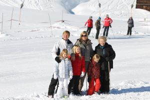 18-02-2013 KONINKLIJK HUIS: KONINKLIJKE FAMILIE IN LECH VOOR WINTERSPORT VAKANTIE.
Lech - In het Oostenrijkse Lech was maandagochtend om 10 uur het fotomoment van de koninklijke familie. Prinses Mabel en haar kinderen waren daar niet bij, maar zij is wel in Lech.
In het kerkje in Lech werd zondagavond een herdenkingsdienst gehouden voor prins Friso die vorig jaar ernstig gewond raakte toen hij onder een lawine terecht kwam. 

Hij ligt nog steeds met ernstig letsel in het ziekenhuis in Londen. Het fotomoment aan het begin van de wintersport vakantie was de laatste voor koningin Beatrix in de hoedanigheid als koningin. Daardoor was er veel meer pers aanwezig dan in voorgaande jaren.
foto: Albert den Iseger.