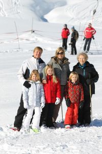 18-02-2013 KONINKLIJK HUIS: KONINKLIJKE FAMILIE IN LECH VOOR WINTERSPORT VAKANTIE.
Lech - In het Oostenrijkse Lech was maandagochtend om 10 uur het fotomoment van de koninklijke familie. Prinses Mabel en haar kinderen waren daar niet bij, maar zij is wel in Lech.
In het kerkje in Lech werd zondagavond een herdenkingsdienst gehouden voor prins Friso die vorig jaar ernstig gewond raakte toen hij onder een lawine terecht kwam. 

Hij ligt nog steeds met ernstig letsel in het ziekenhuis in Londen. Het fotomoment aan het begin van de wintersport vakantie was de laatste voor koningin Beatrix in de hoedanigheid als koningin. Daardoor was er veel meer pers aanwezig dan in voorgaande jaren.
foto: Albert den Iseger.