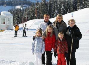 18-02-2013 KONINKLIJK HUIS: KONINKLIJKE FAMILIE IN LECH VOOR WINTERSPORT VAKANTIE.
Lech - In het Oostenrijkse Lech was maandagochtend om 10 uur het fotomoment van de koninklijke familie. Prinses Mabel en haar kinderen waren daar niet bij, maar zij is wel in Lech.
In het kerkje in Lech werd zondagavond een herdenkingsdienst gehouden voor prins Friso die vorig jaar ernstig gewond raakte toen hij onder een lawine terecht kwam. 

Hij ligt nog steeds met ernstig letsel in het ziekenhuis in Londen. Het fotomoment aan het begin van de wintersport vakan18-02-2013 KONINKLIJK HUIS: KONINKLIJKE FAMILIE IN LECH VOOR WINTERSPORT VAKANTIE.
Lech - In het Oostenrijkse Lech was maandagochtend om 10 uur het fotomoment van de koninklijke familie. Prinses Mabel en haar kinderen waren daar niet bij, maar zij is wel in Lech.
In het kerkje in Lech werd zondagavond een herdenkingsdienst gehouden voor prins Friso die vorig jaar ernstig gewond raakte toen hij onder een lawine terecht kwam. 

Hij ligt nog steeds met ernstig letsel in het ziekenhuis in Londen. Het fotomoment aan het begin van de wintersport vakantie was de laatste voor koningin Beatrix in de hoedanigheid als koningin. Daardoor was er veel meer pers aanwezig dan in voorgaande jaren.
foto: Albert den Iseger.tie was de laatste voor koningin Beatrix in de hoedanigheid als koningin. Daardoor was er veel meer pers aanwezig dan in voorgaande jaren.
foto: Albert den Iseger.