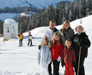 18-02-2013 KONINKLIJK HUIS: KONINKLIJKE FAMILIE IN LECH VOOR WINTERSPORT VAKANTIE.
Lech - In het Oostenrijkse Lech was maandagochtend om 10 uur het fotomoment van de koninklijke familie. Prinses Mabel en haar kinderen waren daar niet bij, maar zij is wel in Lech.
In het kerkje in Lech werd zondagavond een herdenkingsdienst gehouden voor prins Friso die vorig jaar ernstig gewond raakte toen hij onder een lawine terecht kwam. 

Hij ligt nog steeds met ernstig letsel in het ziekenhuis in Londen. Het fotomoment aan het begin van de wintersport vakantie was de laatste voor koningin Beatrix in de hoedanigheid als koningin. Daardoor was er veel meer pers aanwezig dan in voorgaande jaren.
foto: Albert den Iseger.