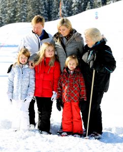 18-02-2013 KONINKLIJK HUIS: KONINKLIJKE FAMILIE IN LECH VOOR WINTERSPORT VAKANTIE.
Lech - In het Oostenrijkse Lech was maandagochtend om 10 uur het fotomoment van de koninklijke familie. Prinses Mabel en haar kinderen waren daar niet bij, maar zij is wel in Lech.
In het kerkje in Lech werd zondagavond een herdenkingsdienst gehouden voor prins Friso die vorig jaar ernstig gewond raakte toen hij onder een lawine terecht kwam. 

Hij ligt nog steeds met ernstig letsel in het ziekenhuis in Londen. Het fotomoment aan het begin van de wintersport vakantie was de laatste voor koningin Beatrix in de hoedanigheid als koningin. Daardoor was er veel meer pers aanwezig dan in voorgaande jaren.
foto: Albert den Iseger.