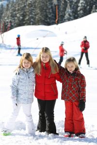 18-02-2013 KONINKLIJK HUIS: KONINKLIJKE FAMILIE IN LECH VOOR WINTERSPORT VAKANTIE.
Lech - In het Oostenrijkse Lech was maandagochtend om 10 uur het fotomoment van de koninklijke familie. Prinses Mabel en haar kinderen waren daar niet bij, maar zij is wel in Lech.
In het kerkje in Lech werd zondagavond een herdenkingsdienst gehouden voor prins Friso die vorig jaar ernstig gewond raakte toen hij onder een lawine terecht kwam. 

Hij ligt nog steeds met ernstig letsel in het ziekenhuis in Londen. Het fotomoment aan het begin van de wintersport vakantie was de laatste voor koningin Beatrix in de hoedanigheid als koningin. Daardoor was er veel meer pers aanwezig dan in voorgaande jaren.
foto: Albert den Iseger.