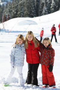 18-02-2013 KONINKLIJK HUIS: KONINKLIJKE FAMILIE IN LECH VOOR WINTERSPORT VAKANTIE.
Lech - In het Oostenrijkse Lech was maandagochtend om 10 uur het fotomoment van de koninklijke familie. Prinses Mabel en haar kinderen waren daar niet bij, maar zij is wel in Lech.
In het kerkje in Lech werd zondagavond een herdenkingsdienst gehouden voor prins Friso die vorig jaar ernstig gewond raakte toen hij onder een lawine terecht kwam. 

Hij ligt nog steeds met ernstig letsel in het ziekenhuis in Londen. Het fotomoment aan het begin van de wintersport vakantie was de laatste voor koningin Beatrix in de hoedanigheid als koningin. Daardoor was er veel meer pers aanwezig dan in voorgaande jaren.
foto: Albert den Iseger.