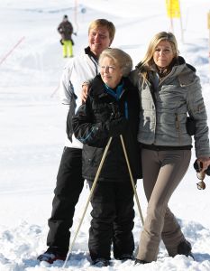 18-02-2013 KONINKLIJK HUIS: KONINKLIJKE FAMILIE IN LECH VOOR WINTERSPORT VAKANTIE.
Lech - In het Oostenrijkse Lech was maandagochtend om 10 uur het fotomoment van de koninklijke familie. Prinses Mabel en haar kinderen waren daar niet bij, maar zij is wel in Lech.
In het kerkje in Lech werd zondagavond een herdenkingsdienst gehouden voor prins Friso die vorig jaar ernstig gewond raakte toen hij onder een lawine terecht kwam. 

Hij ligt nog steeds met ernstig letsel in het ziekenhuis in Londen. Het fotomoment aan het begin van de wintersport vakantie was de laatste voor koningin Beatrix in de hoedanigheid als koningin. Daardoor was er veel meer pers aanwezig dan in voorgaande jaren.
foto: Albert den Iseger.