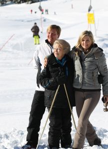 18-02-2013 KONINKLIJK HUIS: KONINKLIJKE FAMILIE IN LECH VOOR WINTERSPORT VAKANTIE.
Lech - In het Oostenrijkse Lech was maandagochtend om 10 uur het fotomoment van de koninklijke familie. Prinses Mabel en haar kinderen waren daar niet bij, maar zij is wel in Lech.
In het kerkje in Lech werd zondagavond een herdenkingsdienst gehouden voor prins Friso die vorig jaar ernstig gewond raakte toen hij onder een lawine terecht kwam. 

Hij ligt nog steeds met ernstig letsel in het ziekenhuis in Londen. Het fotomoment aan het begin van de wintersport vakantie was de laatste voor koningin Beatrix in de hoedanigheid als koningin. Daardoor was er veel meer pers aanwezig dan in voorgaande jaren.
foto: Albert den Iseger.
