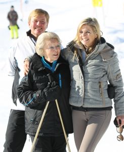 18-02-2013 KONINKLIJK HUIS: KONINKLIJKE FAMILIE IN LECH VOOR WINTERSPORT VAKANTIE.
Lech - In het Oostenrijkse Lech was maandagochtend om 10 uur het fotomoment van de koninklijke familie. Prinses Mabel en haar kinderen waren daar niet bij, maar zij is wel in Lech.
In het kerkje in Lech werd zondagavond een herdenkingsdienst gehouden voor prins Friso die vorig jaar ernstig gewond raakte toen hij onder een lawine terecht kwam. 

Hij ligt nog steeds met ernstig letsel in het ziekenhuis in Londen. Het fotomoment aan het begin van de wintersport vakantie was de laatste voor koningin Beatrix in de hoedanigheid als koningin. Daardoor was er veel meer pers aanwezig dan in voorgaande jaren.
foto: Albert den Iseger.