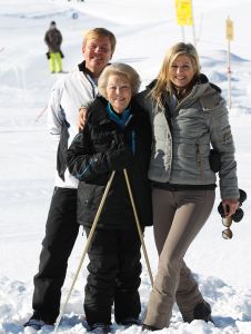 18-02-2013 KONINKLIJK HUIS: KONINKLIJKE FAMILIE IN LECH VOOR WINTERSPORT VAKANTIE.
Lech - In het Oostenrijkse Lech was maandagochtend om 10 uur het fotomoment van de koninklijke familie. Prinses Mabel en haar kinderen waren daar niet bij, maar zij is wel in Lech.
In het kerkje in Lech werd zondagavond een herdenkingsdienst gehouden voor prins Friso die vorig jaar ernstig gewond raakte toen hij onder een lawine terecht kwam. 

Hij ligt nog steeds met ernstig letsel in het ziekenhuis in Londen. Het fotomoment aan het begin van de wintersport vakantie was de laatste voor koningin Beatrix in de hoedanigheid als koningin. Daardoor was er veel meer pers aanwezig dan in voorgaande jaren.
foto: Albert den Iseger.
