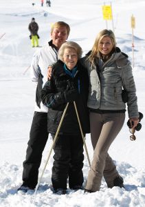 18-02-2013 KONINKLIJK HUIS: KONINKLIJKE FAMILIE IN LECH VOOR WINTERSPORT VAKANTIE.
Lech - In het Oostenrijkse Lech was maandagochtend om 10 uur het fotomoment van de koninklijke familie. Prinses Mabel en haar kinderen waren daar niet bij, maar zij is wel in Lech.
In het kerkje in Lech werd zondagavond een herdenkingsdienst gehouden voor prins Friso die vorig jaar ernstig gewond raakte toen hij onder een lawine terecht kwam. 

Hij ligt nog steeds met ernstig letsel in het ziekenhuis in Londen. Het fotomoment aan het begin van de wintersport vakantie was de laatste voor koningin Beatrix in de hoedanigheid als koningin. Daardoor was er veel meer pers aanwezig dan in voorgaande jaren.
foto: Albert den Iseger.