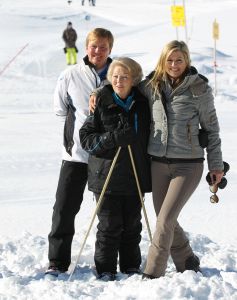 18-02-2013 KONINKLIJK HUIS: KONINKLIJKE FAMILIE IN LECH VOOR WINTERSPORT VAKANTIE.
Lech - In het Oostenrijkse Lech was maandagochtend om 10 uur het fotomoment van de koninklijke familie. Prinses Mabel en haar kinderen waren daar niet bij, maar zij is wel in Lech.
In het kerkje in Lech werd zondagavond een herdenkingsdienst gehouden voor prins Friso die vorig jaar ernstig gewond raakte toen hij onder een lawine terecht kwam. 

Hij ligt nog steeds met ernstig letsel in het ziekenhuis in Londen. Het fotomoment aan het begin van de wintersport vakantie was de laatste voor koningin Beatrix in de hoedanigheid als koningin. Daardoor was er veel meer pers aanwezig dan in voorgaande jaren.
foto: Albert den Iseger.