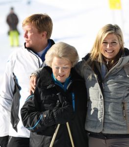18-02-2013 KONINKLIJK HUIS: KONINKLIJKE FAMILIE IN LECH VOOR WINTERSPORT VAKANTIE.
Lech - In het Oostenrijkse Lech was maandagochtend om 10 uur het fotomoment van de koninklijke familie. Prinses Mabel en haar kinderen waren daar niet bij, maar zij is wel in Lech.
In het kerkje in Lech werd zondagavond een herdenkingsdienst gehouden voor prins Friso die vorig jaar ernstig gewond raakte toen hij onder een lawine terecht kwam. 

Hij ligt nog steeds met ernstig letsel in het ziekenhuis in Londen. Het fotomoment aan het begin van de wintersport vakantie was de laatste voor koningin Beatrix in de hoedanigheid als koningin. Daardoor was er veel meer pers aanwezig dan in voorgaande jaren.
foto: Albert den Iseger.