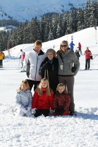 18-02-2013 KONINKLIJK HUIS: KONINKLIJKE FAMILIE IN LECH VOOR WINTERSPORT VAKANTIE.
Lech - In het Oostenrijkse Lech was maandagochtend om 10 uur het fotomoment van de koninklijke familie. Prinses Mabel en haar kinderen waren daar niet bij, maar zij is wel in Lech.
In het kerkje in Lech werd zondagavond een herdenkingsdienst gehouden voor prins Friso die vorig jaar ernstig gewond raakte toen hij onder een lawine terecht kwam. 

Hij ligt nog steeds met ernstig letsel in het ziekenhuis in Londen. Het fotomoment aan het begin van de wintersport vakantie was de laatste voor koningin Beatrix in de hoedanigheid als koningin. Daardoor was er veel meer pers aanwezig dan in voorgaande jaren.
foto: Albert den Iseger.