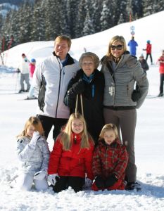 18-02-2013 KONINKLIJK HUIS: KONINKLIJKE FAMILIE IN LECH VOOR WINTERSPORT VAKANTIE.
Lech - In het Oostenrijkse Lech was maandagochtend om 10 uur het fotomoment van de koninklijke familie. Prinses Mabel en haar kinderen waren daar niet bij, maar zij is wel in Lech.
In het kerkje in Lech werd zondagavond een herdenkingsdienst gehouden voor prins Friso die vorig jaar ernstig gewond raakte toen hij onder een lawine terecht kwam. 

Hij ligt nog steeds met ernstig letsel in het ziekenhuis in Londen. Het fotomoment aan het begin van de wintersport vakantie was de laatste voor koningin Beatrix in de hoedanigheid als koningin. Daardoor was er veel meer pers aanwezig dan in voorgaande jaren.
foto: Albert den Iseger.