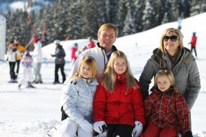 18-02-2013 KONINKLIJK HUIS: KONINKLIJKE FAMILIE IN LECH VOOR WINTERSPORT VAKANTIE.
Lech - In het Oostenrijkse Lech was maandagochtend om 10 uur het fotomoment van de koninklijke familie. Prinses Mabel en haar kinderen waren daar niet bij, maar zij is wel in Lech.
In het kerkje in Lech werd zondagavond een herdenkingsdienst gehouden voor prins Friso die vorig jaar ernstig gewond raakte toen hij onder een lawine terecht kwam. 

Hij ligt nog steeds met ernstig letsel in het ziekenhuis in Londen. Het fotomoment aan het begin van de wintersport vakantie was de laatste voor koningin Beatrix in de hoedanigheid als koningin. Daardoor was er veel meer pers aanwezig dan in voorgaande jaren.
foto: Albert den Iseger.