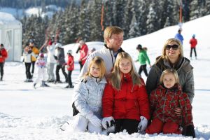 18-02-2013 KONINKLIJK HUIS: KONINKLIJKE FAMILIE IN LECH VOOR WINTERSPORT VAKANTIE.
Lech - In het Oostenrijkse Lech was maandagochtend om 10 uur het fotomoment van de koninklijke familie. Prinses Mabel en haar kinderen waren daar niet bij, maar zij is wel in Lech.
In het kerkje in Lech werd zondagavond een herdenkingsdienst gehouden voor prins Friso die vorig jaar ernstig gewond raakte toen hij onder een lawine terecht kwam. 

Hij ligt nog steeds met ernstig letsel in het ziekenhuis in Londen. Het fotomoment aan het begin van de wintersport vakantie was de laatste voor koningin Beatrix in de hoedanigheid als koningin. Daardoor was er veel meer pers aanwezig dan in voorgaande jaren.
foto: Albert den Iseger.