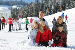 18-02-2013 KONINKLIJK HUIS: KONINKLIJKE FAMILIE IN LECH VOOR WINTERSPORT VAKANTIE.
Lech - In het Oostenrijkse Lech was maandagochtend om 10 uur het fotomoment van de koninklijke familie. Prinses Mabel en haar kinderen waren daar niet bij, maar zij is wel in Lech.
In het kerkje in Lech werd zondagavond een herdenkingsdienst gehouden voor prins Friso die vorig jaar ernstig gewond raakte toen hij onder een lawine terecht kwam. 

Hij ligt nog steeds met ernstig letsel in het ziekenhuis in Londen. Het fotomoment aan het begin van de wintersport vakantie was de laatste voor koningin Beatrix in de hoedanigheid als koningin. Daardoor was er veel meer pers aanwezig dan in voorgaande jaren.
foto: Albert den Iseger.