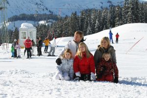 18-02-2013 KONINKLIJK HUIS: KONINKLIJKE FAMILIE IN LECH VOOR WINTERSPORT VAKANTIE.
Lech - In het Oostenrijkse Lech was maandagochtend om 10 uur het fotomoment van de koninklijke familie. Prinses Mabel en haar kinderen waren daar niet bij, maar zij is wel in Lech.
In het kerkje in Lech werd zondagavond een herdenkingsdienst gehouden voor prins Friso die vorig jaar ernstig gewond raakte toen hij onder een lawine terecht kwam. 

Hij ligt nog steeds met ernstig letsel in het ziekenhuis in Londen. Het fotomoment aan het begin van de wintersport vakantie was de laatste voor koningin Beatrix in de hoedanigheid als koningin. Daardoor was er veel meer pers aanwezig dan in voorgaande jaren.
foto: Albert den Iseger.