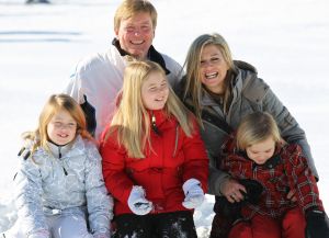 18-02-2013 KONINKLIJK HUIS: KONINKLIJKE FAMILIE IN LECH VOOR WINTERSPORT VAKANTIE.
Lech - In het Oostenrijkse Lech was maandagochtend om 10 uur het fotomoment van de koninklijke familie. Prinses Mabel en haar kinderen waren daar niet bij, maar zij is wel in Lech.
In het kerkje in Lech werd zondagavond een herdenkingsdienst gehouden voor prins Friso die vorig jaar ernstig gewond raakte toen hij onder een lawine terecht kwam. 

Hij ligt nog steeds met ernstig letsel in het ziekenhuis in Londen. Het fotomoment aan het begin van de wintersport vakantie was de laatste voor koningin Beatrix in de hoedanigheid als koningin. Daardoor was er veel meer pers aanwezig dan in voorgaande jaren.
foto: Albert den Iseger.