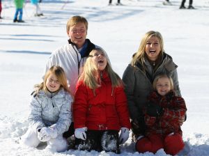 18-02-2013 KONINKLIJK HUIS: KONINKLIJKE FAMILIE IN LECH VOOR WINTERSPORT VAKANTIE.
Lech - In het Oostenrijkse Lech was maandagochtend om 10 uur het fotomoment van de koninklijke familie. Prinses Mabel en haar kinderen waren daar niet bij, maar zij is wel in Lech.
In het kerkje in Lech werd zondagavond een herdenkingsdienst gehouden voor prins Friso die vorig jaar ernstig gewond raakte toen hij onder een lawine terecht kwam. 

Hij ligt nog steeds met ernstig letsel in het ziekenhuis in Londen. Het fotomoment aan het begin van de wintersport vakantie was de laatste voor koningin Beatrix in de hoedanigheid als koningin. Daardoor was er veel meer pers aanwezig dan in voorgaande jaren.
foto: Albert den Iseger.