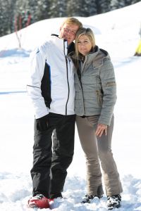 18-02-2013 KONINKLIJK HUIS: KONINKLIJKE FAMILIE IN LECH VOOR WINTERSPORT VAKANTIE.
Lech - In het Oostenrijkse Lech was maandagochtend om 10 uur het fotomoment van de koninklijke familie. Prinses Mabel en haar kinderen waren daar niet bij, maar zij is wel in Lech.
In het kerkje in Lech werd zondagavond een herdenkingsdienst gehouden voor prins Friso die vorig jaar ernstig gewond raakte toen hij onder een lawine terecht kwam. 

Hij ligt nog steeds met ernstig letsel in het ziekenhuis in Londen. Het fotomoment aan het begin van de wintersport vakantie was de laatste voor koningin Beatrix in de hoedanigheid als koningin. Daardoor was er veel meer pers aanwezig dan in voorgaande jaren.
foto: Albert den Iseger.
