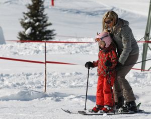 18-02-2013 KONINKLIJK HUIS: KONINKLIJKE FAMILIE IN LECH VOOR WINTERSPORT VAKANTIE.
Lech - In het Oostenrijkse Lech was maandagochtend om 10 uur het fotomoment van de koninklijke familie. Prinses Mabel en haar kinderen waren daar niet bij, maar zij is wel in Lech.
In het kerkje in Lech werd zondagavond een herdenkingsdienst gehouden voor prins Friso die vorig jaar ernstig gewond raakte toen hij onder een lawine terecht kwam. 

Hij ligt nog steeds met ernstig letsel in het ziekenhuis in Londen. Het fotomoment aan het begin van de wintersport vakantie was de laatste voor koningin Beatrix in de hoedanigheid als koningin. Daardoor was er veel meer pers aanwezig dan in voorgaande jaren.
foto: Albert den Iseger.