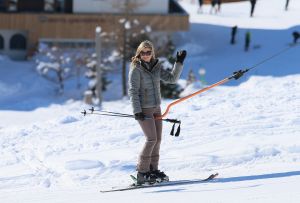 18-02-2013 KONINKLIJK HUIS: KONINKLIJKE FAMILIE IN LECH VOOR WINTERSPORT VAKANTIE.
Lech - In het Oostenrijkse Lech was maandagochtend om 10 uur het fotomoment van de koninklijke familie. Prinses Mabel en haar kinderen waren daar niet bij, maar zij is wel in Lech.
In het kerkje in Lech werd zondagavond een herdenkingsdienst gehouden voor prins Friso die vorig jaar ernstig gewond raakte toen hij onder een lawine terecht kwam. 

Hij ligt nog steeds met ernstig letsel in het ziekenhuis in Londen. Het fotomoment aan het begin van de wintersport vakantie was de laatste voor koningin Beatrix in de hoedanigheid als koningin. Daardoor was er veel meer pers aanwezig dan in voorgaande jaren.
foto: Albert den Iseger.