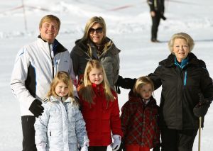 18-02-2013 KONINKLIJK HUIS: KONINKLIJKE FAMILIE IN LECH VOOR WINTERSPORT VAKANTIE.
Lech - In het Oostenrijkse Lech was maandagochtend om 10 uur het fotomoment van de koninklijke familie. Prinses Mabel en haar kinderen waren daar niet bij, maar zij is wel in Lech.
In het kerkje in Lech werd zondagavond een herdenkingsdienst gehouden voor prins Friso die vorig jaar ernstig gewond raakte toen hij onder een lawine terecht kwam. 

Hij ligt nog steeds met ernstig letsel in het ziekenhuis in Londen. Het fotomoment aan het begin van de wintersport vakantie was de laatste voor koningin Beatrix in de hoedanigheid als koningin. Daardoor was er veel meer pers aanwezig dan in voorgaande jaren.
foto: Albert den Iseger.
