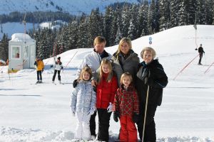 18-02-2013 KONINKLIJK HUIS: KONINKLIJKE FAMILIE IN LECH VOOR WINTERSPORT VAKANTIE.
Lech - In het Oostenrijkse Lech was maandagochtend om 10 uur het fotomoment van de koninklijke familie. Prinses Mabel en haar kinderen waren daar niet bij, maar zij is wel in Lech.
In het kerkje in Lech werd zondagavond een herdenkingsdienst gehouden voor prins Friso die vorig jaar ernstig gewond raakte toen hij onder een lawine terecht kwam. 

Hij ligt nog steeds met ernstig letsel in het ziekenhuis in Londen. Het fotomoment aan het begin van de wintersport vakantie was de laatste voor koningin Beatrix in de hoedanigheid als koningin. Daardoor was er veel meer pers aanwezig dan in voorgaande jaren.
foto: Albert den Iseger.
