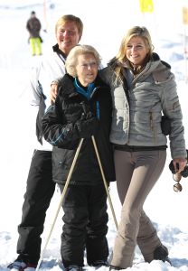 18-02-2013 KONINKLIJK HUIS: KONINKLIJKE FAMILIE IN LECH VOOR WINTERSPORT VAKANTIE.
Lech - In het Oostenrijkse Lech was maandagochtend om 10 uur het fotomoment van de koninklijke familie. Prinses Mabel en haar kinderen waren daar niet bij, maar zij is wel in Lech.
In het kerkje in Lech werd zondagavond een herdenkingsdienst gehouden voor prins Friso die vorig jaar ernstig gewond raakte toen hij onder een lawine terecht kwam. 

Hij ligt nog steeds met ernstig letsel in het ziekenhuis in Londen. Het fotomoment aan het begin van de wintersport vakantie was de laatste voor koningin Beatrix in de hoedanigheid als koningin. Daardoor was er veel meer pers aanwezig dan in voorgaande jaren.
foto: Albert den Iseger.
