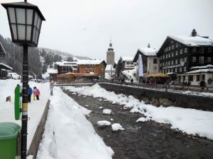           18-02-2013 KONINKLIJK HUIS: KONINKLIJKE FAMILIE IN LECH VOOR WINTERSPORT VAKANTIE.
Lech - In het Oostenrijkse Lech was maandagochtend om 10 uur het fotomoment van de koninklijke familie. Prinses Mabel en haar kinderen waren daar niet bij, maar zij is wel in Lech.
In het kerkje in Lech werd zondagavond een herdenkingsdienst gehouden voor prins Friso die vorig jaar ernstig gewond raakte toen hij onder een lawine terecht kwam. 

Hij ligt nog steeds met ernstig letsel in het ziekenhuis in Londen. Het fotomoment aan het begin van de wintersport vakantie was de laatste voor koningin Beatrix in de hoedanigheid als koningin. Daardoor was er veel meer pers aanwezig dan in voorgaande jaren.
foto: Albert den Iseger.