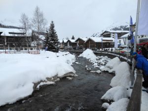           18-02-2013 KONINKLIJK HUIS: KONINKLIJKE FAMILIE IN LECH VOOR WINTERSPORT VAKANTIE.
Lech - In het Oostenrijkse Lech was maandagochtend om 10 uur het fotomoment van de koninklijke familie. Prinses Mabel en haar kinderen waren daar niet bij, maar zij is wel in Lech.
In het kerkje in Lech werd zondagavond een herdenkingsdienst gehouden voor prins Friso die vorig jaar ernstig gewond raakte toen hij onder een lawine terecht kwam. 

Hij ligt nog steeds met ernstig letsel in het ziekenhuis in Londen. Het fotomoment aan het begin van de wintersport vakantie was de laatste voor koningin Beatrix in de hoedanigheid als koningin. Daardoor was er veel meer pers aanwezig dan in voorgaande jaren.
foto: Albert den Iseger.
