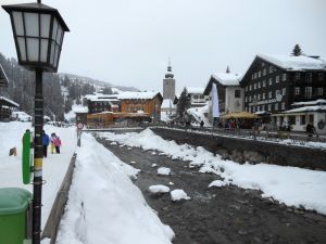           18-02-2013 KONINKLIJK HUIS: KONINKLIJKE FAMILIE IN LECH VOOR WINTERSPORT VAKANTIE.
Lech - In het Oostenrijkse Lech was maandagochtend om 10 uur het fotomoment van de koninklijke familie. Prinses Mabel en haar kinderen waren daar niet bij, maar zij is wel in Lech.
In het kerkje in Lech werd zondagavond een herdenkingsdienst gehouden voor prins Friso die vorig jaar ernstig gewond raakte toen hij onder een lawine terecht kwam. 

Hij ligt nog steeds met ernstig letsel in het ziekenhuis in Londen. Het fotomoment aan het begin van de wintersport vakantie was de laatste voor koningin Beatrix in de hoedanigheid als koningin. Daardoor was er veel meer pers aanwezig dan in voorgaande jaren.
foto: Albert den Iseger.