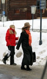 18-02-2013 KONINKLIJK HUIS: KONINKLIJKE FAMILIE IN LECH VOOR WINTERSPORT VAKANTIE.
Lech - In het Oostenrijkse Lech was maandagochtend om 10 uur het fotomoment van de koninklijke familie. Prinses Mabel en haar kinderen waren daar niet bij, maar zij is wel in Lech.
In het kerkje in Lech werd zondagavond een herdenkingsdienst gehouden voor prins Friso die vorig jaar ernstig gewond raakte toen hij onder een lawine terecht kwam. 

Hij ligt nog steeds met ernstig letsel in het ziekenhuis in Londen. Het fotomoment aan het begin van de wintersport vakantie was de laatste voor koningin Beatrix in de hoedanigheid als koningin. Daardoor was er veel meer pers aanwezig dan in voorgaande jaren.
foto: Albert den Iseger.
