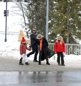 18-02-2013 KONINKLIJK HUIS: KONINKLIJKE FAMILIE IN LECH VOOR WINTERSPORT VAKANTIE.
Lech - In het Oostenrijkse Lech was maandagochtend om 10 uur het fotomoment van de koninklijke familie. Prinses Mabel en haar kinderen waren daar niet bij, maar zij is wel in Lech.
In het kerkje in Lech werd zondagavond een herdenkingsdienst gehouden voor prins Friso die vorig jaar ernstig gewond raakte toen hij onder een lawine terecht kwam. 

Hij ligt nog steeds met ernstig letsel in het ziekenhuis in Londen. Het fotomoment aan het begin van de wintersport vakantie was de laatste voor koningin Beatrix in de hoedanigheid als koningin. Daardoor was er veel meer pers aanwezig dan in voorgaande jaren.
foto: Albert den Iseger.