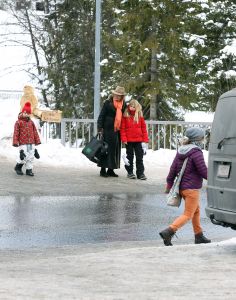 18-02-2013 KONINKLIJK HUIS: KONINKLIJKE FAMILIE IN LECH VOOR WINTERSPORT VAKANTIE.
Lech - In het Oostenrijkse Lech was maandagochtend om 10 uur het fotomoment van de koninklijke familie. Prinses Mabel en haar kinderen waren daar niet bij, maar zij is wel in Lech.
In het kerkje in Lech werd zondagavond een herdenkingsdienst gehouden voor prins Friso die vorig jaar ernstig gewond raakte toen hij onder een lawine terecht kwam. 

Hij ligt nog steeds met ernstig letsel in het ziekenhuis in Londen. Het fotomoment aan het begin van de wintersport vakantie was de laatste voor koningin Beatrix in de hoedanigheid als koningin. Daardoor was er veel meer pers aanwezig dan in voorgaande jaren.
foto: Albert den Iseger.