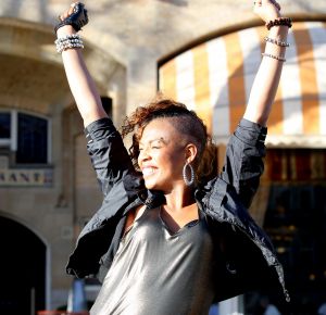13-02-2013 SHOWBIZZ; RAFAELLA PATON GEEFT OPENHARTIG INTERVIEW AAN WEEKBLAD PRIVE. Ik heb grote problemen met alcohol en drugs gehad. Ik heb in een kliniek gezeten en was echt helemaal de weg kwijt. Mijn therapeut zei: Kijk naar Amy Winehouse. Als je zo doorgaat, ben je eind 2013 dood. 
Dat vertelt de zangeres deze week in een openhartig gesprek met weekblad PRIVE dat vanaf vandaag in de winkels ligt. 
foto: Albert den Iseger