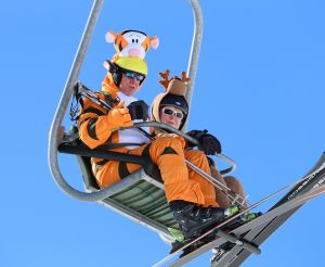 18-02-2013 KONINKLIJK HUIS: KONINKLIJKE FAMILIE IN LECH VOOR WINTERSPORT VAKANTIE.
Lech - In het Oostenrijkse Lech was maandagochtend om 10 uur het fotomoment van de koninklijke familie. Prinses Mabel en haar kinderen waren daar niet bij, maar zij is wel in Lech.
In het kerkje in Lech werd zondagavond een herdenkingsdienst gehouden voor prins Friso die vorig jaar ernstig gewond raakte toen hij onder een lawine terecht kwam. 

Hij ligt nog steeds met ernstig letsel in het ziekenhuis in Londen. Het fotomoment aan het begin van de wintersport vakantie was de laatste voor koningin Beatrix in de hoedanigheid als koningin. Daardoor was er veel meer pers aanwezig dan in voorgaande jaren.
foto: Albert den Iseger.
