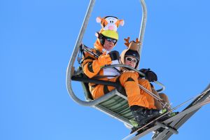 18-02-2013 KONINKLIJK HUIS: KONINKLIJKE FAMILIE IN LECH VOOR WINTERSPORT VAKANTIE.
Lech - In het Oostenrijkse Lech was maandagochtend om 10 uur het fotomoment van de koninklijke familie. Prinses Mabel en haar kinderen waren daar niet bij, maar zij is wel in Lech.
In het kerkje in Lech werd zondagavond een herdenkingsdienst gehouden voor prins Friso die vorig jaar ernstig gewond raakte toen hij onder een lawine terecht kwam. 

Hij ligt nog steeds met ernstig letsel in het ziekenhuis in Londen. Het fotomoment aan het begin van de wintersport vakantie was de laatste voor koningin Beatrix in de hoedanigheid als koningin. Daardoor was er veel meer pers aanwezig dan in voorgaande jaren.
foto: Albert den Iseger.
