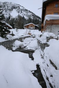 18-02-2013 KONINKLIJK HUIS: KONINKLIJKE FAMILIE IN LECH VOOR WINTERSPORT VAKANTIE.
Lech - In het Oostenrijkse Lech was maandagochtend om 10 uur het fotomoment van de koninklijke familie. Prinses Mabel en haar kinderen waren daar niet bij, maar zij is wel in Lech.
In het kerkje in Lech werd zondagavond een herdenkingsdienst gehouden voor prins Friso die vorig jaar ernstig gewond raakte toen hij onder een lawine terecht kwam. 

Hij ligt nog steeds met ernstig letsel in het ziekenhuis in Londen. Het fotomoment aan het begin van de wintersport vakantie was de laatste voor koningin Beatrix in de hoedanigheid als koningin. Daardoor was er veel meer pers aanwezig dan in voorgaande jaren.
foto: Albert den Iseger.