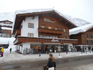           18-02-2013 KONINKLIJK HUIS: KONINKLIJKE FAMILIE IN LECH VOOR WINTERSPORT VAKANTIE.
Lech - In het Oostenrijkse Lech was maandagochtend om 10 uur het fotomoment van de koninklijke familie. Prinses Mabel en haar kinderen waren daar niet bij, maar zij is wel in Lech.
In het kerkje in Lech werd zondagavond een herdenkingsdienst gehouden voor prins Friso die vorig jaar ernstig gewond raakte toen hij onder een lawine terecht kwam. 

Hij ligt nog steeds met ernstig letsel in het ziekenhuis in Londen. Het fotomoment aan het begin van de wintersport vakantie was de laatste voor koningin Beatrix in de hoedanigheid als koningin. Daardoor was er veel meer pers aanwezig dan in voorgaande jaren.
foto: Albert den Iseger.