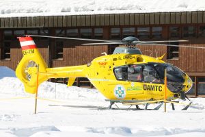 18-02-2013 KONINKLIJK HUIS: KONINKLIJKE FAMILIE IN LECH VOOR WINTERSPORT VAKANTIE.
Lech - In het Oostenrijkse Lech was maandagochtend om 10 uur het fotomoment van de koninklijke familie. Prinses Mabel en haar kinderen waren daar niet bij, maar zij is wel in Lech.
In het kerkje in Lech werd zondagavond een herdenkingsdienst gehouden voor prins Friso die vorig jaar ernstig gewond raakte toen hij onder een lawine terecht kwam. 

Hij ligt nog steeds met ernstig letsel in het ziekenhuis in Londen. Het fotomoment aan het begin van de wintersport vakantie was de laatste voor koningin Beatrix in de hoedanigheid als koningin. Daardoor was er veel meer pers aanwezig dan in voorgaande jaren.
foto: Albert den Iseger.
