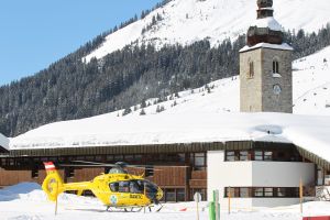 18-02-2013 KONINKLIJK HUIS: KONINKLIJKE FAMILIE IN LECH VOOR WINTERSPORT VAKANTIE.
Lech - In het Oostenrijkse Lech was maandagochtend om 10 uur het fotomoment van de koninklijke familie. Prinses Mabel en haar kinderen waren daar niet bij, maar zij is wel in Lech.
In het kerkje in Lech werd zondagavond een herdenkingsdienst gehouden voor prins Friso die vorig jaar ernstig gewond raakte toen hij onder een lawine terecht kwam. 

Hij ligt nog steeds met ernstig letsel in het ziekenhuis in Londen. Het fotomoment aan het begin van de wintersport vakantie was de laatste voor koningin Beatrix in de hoedanigheid als koningin. Daardoor was er veel meer pers aanwezig dan in voorgaande jaren.
foto: Albert den Iseger.
