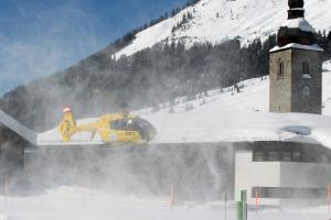 18-02-2013 KONINKLIJK HUIS: KONINKLIJKE FAMILIE IN LECH VOOR WINTERSPORT VAKANTIE.
Lech - In het Oostenrijkse Lech was maandagochtend om 10 uur het fotomoment van de koninklijke familie. Prinses Mabel en haar kinderen waren daar niet bij, maar zij is wel in Lech.
In het kerkje in Lech werd zondagavond een herdenkingsdienst gehouden voor prins Friso die vorig jaar ernstig gewond raakte toen hij onder een lawine terecht kwam. 

Hij ligt nog steeds met ernstig letsel in het ziekenhuis in Londen. Het fotomoment aan het begin van de wintersport vakantie was de laatste voor koningin Beatrix in de hoedanigheid als koningin. Daardoor was er veel meer pers aanwezig dan in voorgaande jaren.
foto: Albert den Iseger.
