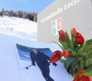 18-02-2013 KONINKLIJK HUIS: KONINKLIJKE FAMILIE IN LECH VOOR WINTERSPORT VAKANTIE.
Lech - In het Oostenrijkse Lech was maandagochtend om 10 uur het fotomoment van de koninklijke familie. Prinses Mabel en haar kinderen waren daar niet bij, maar zij is wel in Lech.
In het kerkje in Lech werd zondagavond een herdenkingsdienst gehouden voor prins Friso die vorig jaar ernstig gewond raakte toen hij onder een lawine terecht kwam. 

Hij ligt nog steeds met ernstig letsel in het ziekenhuis in Londen. Het fotomoment aan het begin van de wintersport vakantie was de laatste voor koningin Beatrix in de hoedanigheid als koningin. Daardoor was er veel meer pers aanwezig dan in voorgaande jaren.
foto: Albert den Iseger.
