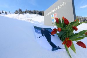 18-02-2013 KONINKLIJK HUIS: KONINKLIJKE FAMILIE IN LECH VOOR WINTERSPORT VAKANTIE.
Lech - In het Oostenrijkse Lech was maandagochtend om 10 uur het fotomoment van de koninklijke familie. Prinses Mabel en haar kinderen waren daar niet bij, maar zij is wel in Lech.
In het kerkje in Lech werd zondagavond een herdenkingsdienst gehouden voor prins Friso die vorig jaar ernstig gewond raakte toen hij onder een lawine terecht kwam. 

Hij ligt nog steeds met ernstig letsel in het ziekenhuis in Londen. Het fotomoment aan het begin van de wintersport vakantie was de laatste voor koningin Beatrix in de hoedanigheid als koningin. Daardoor was er veel meer pers aanwezig dan in voorgaande jaren.
foto: Albert den Iseger.
