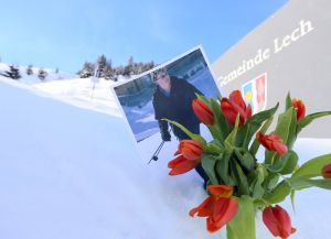 18-02-2013 KONINKLIJK HUIS: KONINKLIJKE FAMILIE IN LECH VOOR WINTERSPORT VAKANTIE.
Lech - In het Oostenrijkse Lech was maandagochtend om 10 uur het fotomoment van de koninklijke familie. Prinses Mabel en haar kinderen waren daar niet bij, maar zij is wel in Lech.
In het kerkje in Lech werd zondagavond een herdenkingsdienst gehouden voor prins Friso die vorig jaar ernstig gewond raakte toen hij onder een lawine terecht kwam. 

Hij ligt nog steeds met ernstig letsel in het ziekenhuis in Londen. Het fotomoment aan het begin van de wintersport vakantie was de laatste voor koningin Beatrix in de hoedanigheid als koningin. Daardoor was er veel meer pers aanwezig dan in voorgaande jaren.
foto: Albert den Iseger.