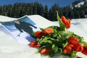 18-02-2013 KONINKLIJK HUIS: KONINKLIJKE FAMILIE IN LECH VOOR WINTERSPORT VAKANTIE.
Lech - In het Oostenrijkse Lech was maandagochtend om 10 uur het fotomoment van de koninklijke familie. Prinses Mabel en haar kinderen waren daar niet bij, maar zij is wel in Lech.
In het kerkje in Lech werd zondagavond een herdenkingsdienst gehouden voor prins Friso die vorig jaar ernstig gewond raakte toen hij onder een lawine terecht kwam. 

Hij ligt nog steeds met ernstig letsel in het ziekenhuis in Londen. Het fotomoment aan het begin van de wintersport vakantie was de laatste voor koningin Beatrix in de hoedanigheid als koningin. Daardoor was er veel meer pers aanwezig dan in voorgaande jaren.
foto: Albert den Iseger.
